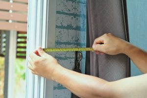 Measuring the mounting distance of the curtain on the wall